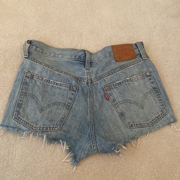 Levi’s 501 Jean Shorts. Light Wash. Slight Rips. Size 25 - Picture 2 of 3